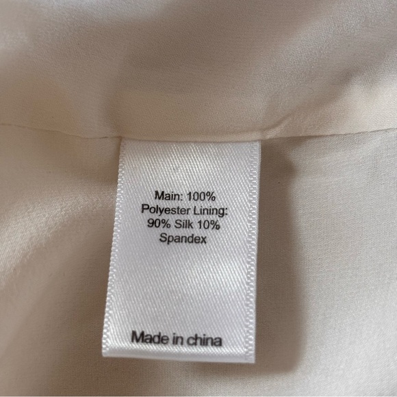 St. John Cream White Geometric Short Sleeve V-Neck Tunic Blouse - Sz Small EUC - Picture 9 of 13